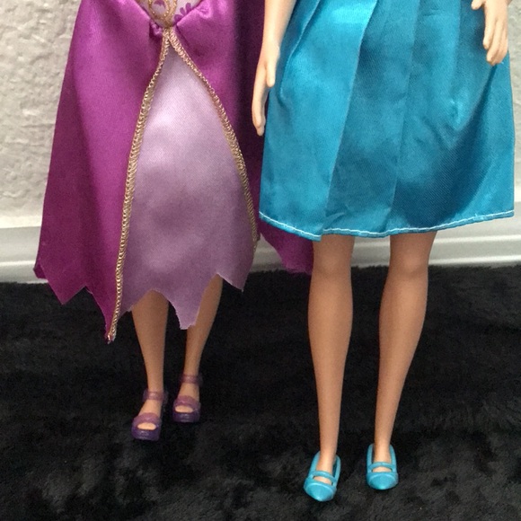 2 Barbie dolls fully dressed. - Picture 7 of 10